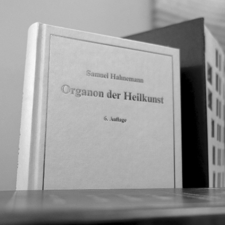 Nahaufnahme des Buches „Organon der Heilkunst“ in der 6. Auflage.
