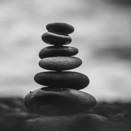 Glatte Steine sind aufeinander gestapelt, um Gleichgewicht zu symbolisieren.